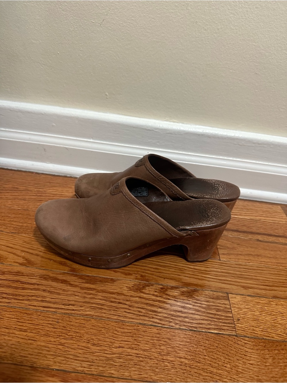 Vintage Ugg Leather Women’s Slip-On Clog Heels